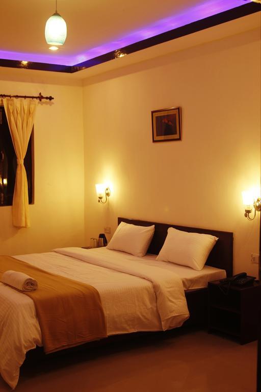 Hotel Hill Palace Kausani Kültér fotó